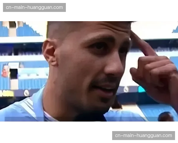 场内镜头:洛里昂主帅因对判罚不满,被主裁判出示黄牌警告。 场内镜头:洛里昂主帅因对判罚不满,被主裁判出示黄牌警告。