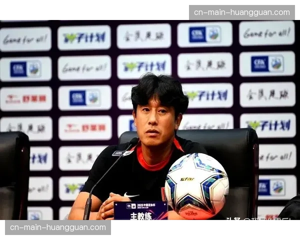 特写：老帅徐正源在场边激动指挥，翻译紧随其后