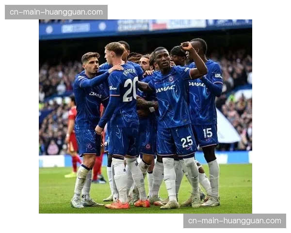 诺丁汉森林对阵纽卡,一场比赛出现三次因激烈拼抢导致球衣破损的换衣事件 诺丁汉森林对阵纽卡,一场比赛出现三次因激烈拼抢导致球衣破损的换衣事件