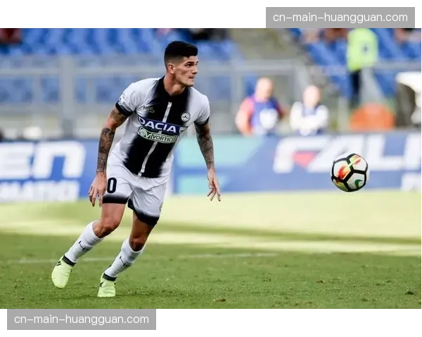 特写：终场哨响，马竞中场德保罗瘫坐在地，防守数据栏显示其跑动13.5公里